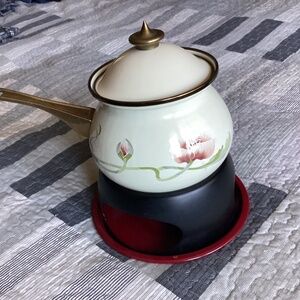 VINTAGE ‘CHEF MATES’ ENAMELED FONDUE SET WITH SOLID BRASS HANDLE & KNOB